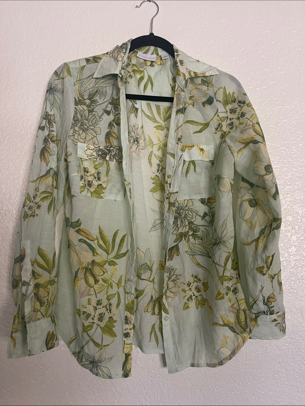 New York & Company Light Green Floral Button-Down Shirt
